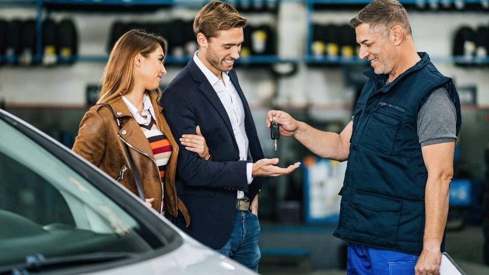Autoankauf Reichshof nimmt das Fahrzeug eines Paares entgegen